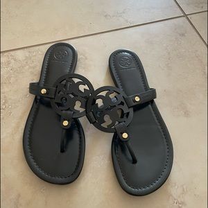 Brand new Tory Burch Black Leather Thong Sandals Women Sz 9.
